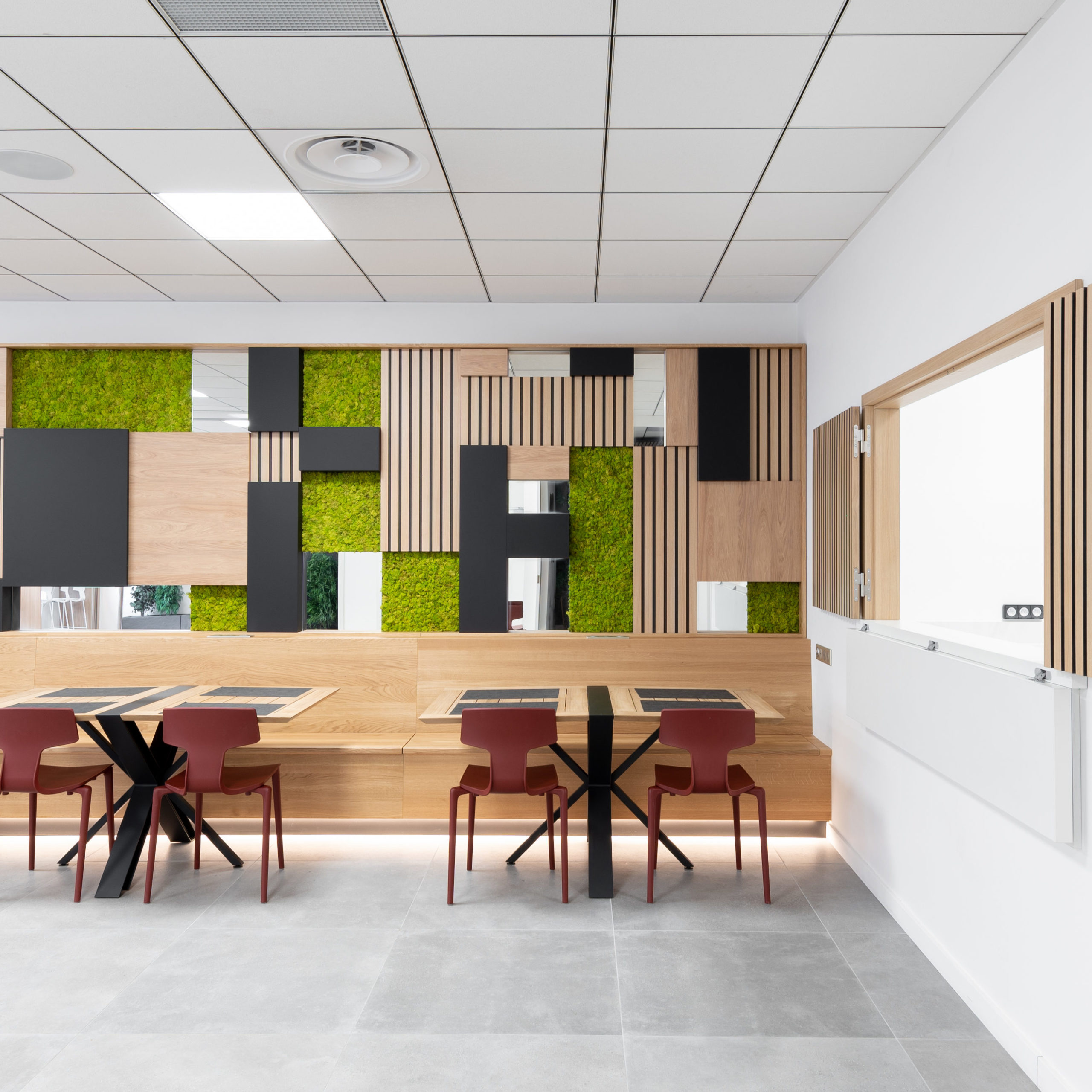 Conception d'un espace professionnel modulable et optimisé, avec une architecture intérieure soignée et un design global immersif. Espace optimisé pour répondre aux besoins du client et garantissant une atmosphère conviviale et une ambiance chaleureuse, avec des matériaux durables. Un design optimisé dans une démarche de bien être au travail.